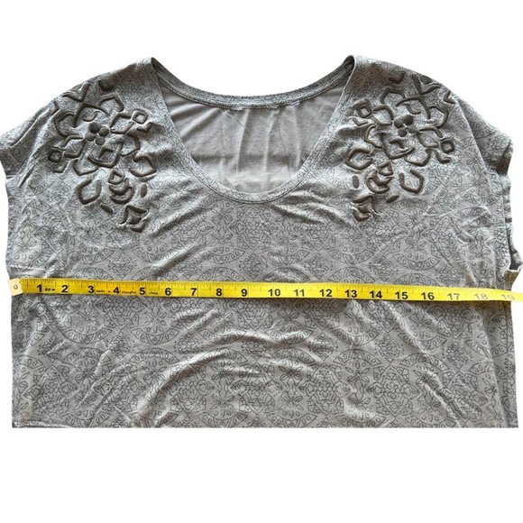 🌸6/$20🌸 Embroidered Shortsleeve T-Shirt - Picture 5 of 7